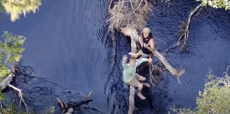 El rescate se produjo después de que el bote de los dos hombres volcara en el río Hillsborough, en Florida.