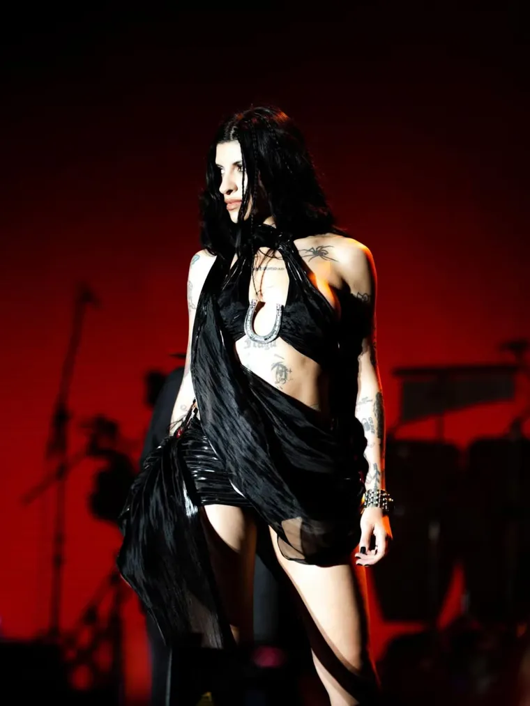 Cazzu llevó el folklore al escenario desde el vestuario. Cazzu llevó el folklore al escenario desde el vestuario.