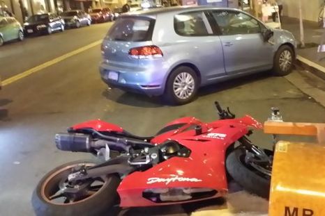 Chocó su moto, salió disparado y cayó de pie e ileso