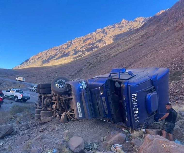 Así quedó el camión que volcó en solitario
