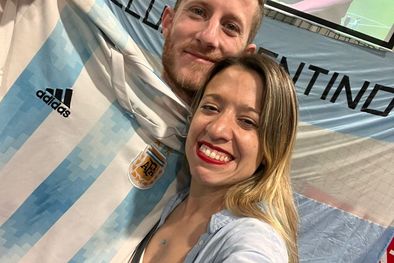 MDZol | Agos y Pato alentando a la selección desde Suttgart, Alemania.