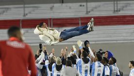 Los futbolistas levantan a Ángel Di María en su despedida de la Selección en 2024. ¿Vuelve para jugar el Mundial?. Los futbolistas levantan a Ángel Di María en su despedida de la Selección en 2024. ¿Vuelve para jugar el Mundial?.