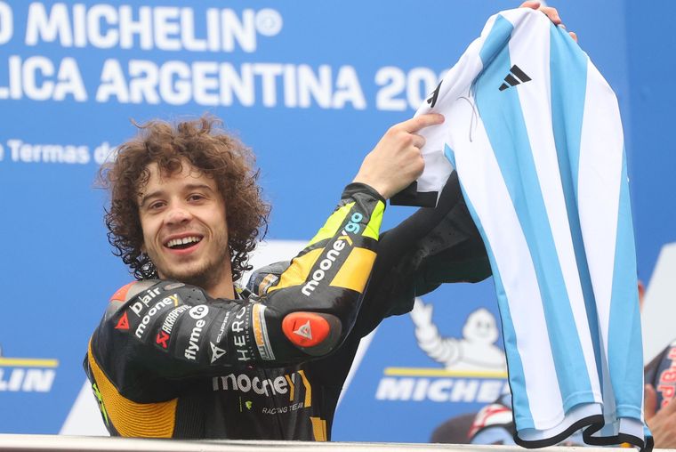 Bezzecchi muestra la firma de Messi en la camiseta. Foto: EFE