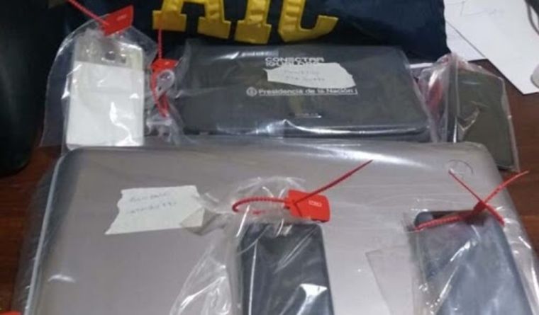 Algunos de los elementos informáticos incautados al detenido.