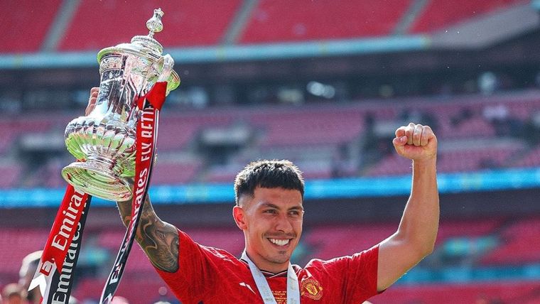 Lisandro fue clave en la victoria del United ante el City. Foto: Instagram @lisandromartinezz