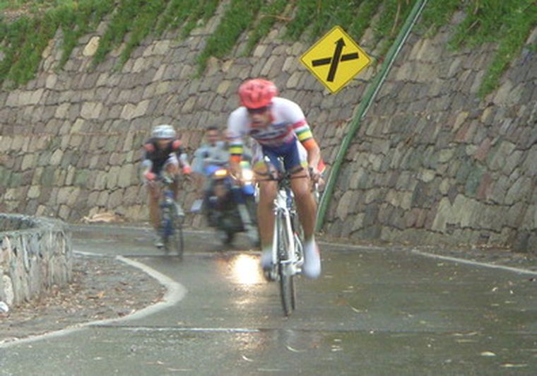 Bajo una intensa lluvia se disputó el final de la crono. Foto: MDZ