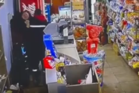 El momento de la agresión contra la comerciante. Foto: Captura de video.