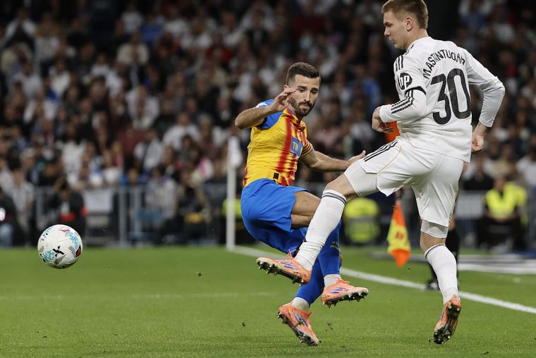 Con Mastantuono de titular, el Real Madrid goleó 4-0 al Valencia gracias al doblete de Mbappé, el tanto de Bellingham y otro de Carreras. Foto: EFE