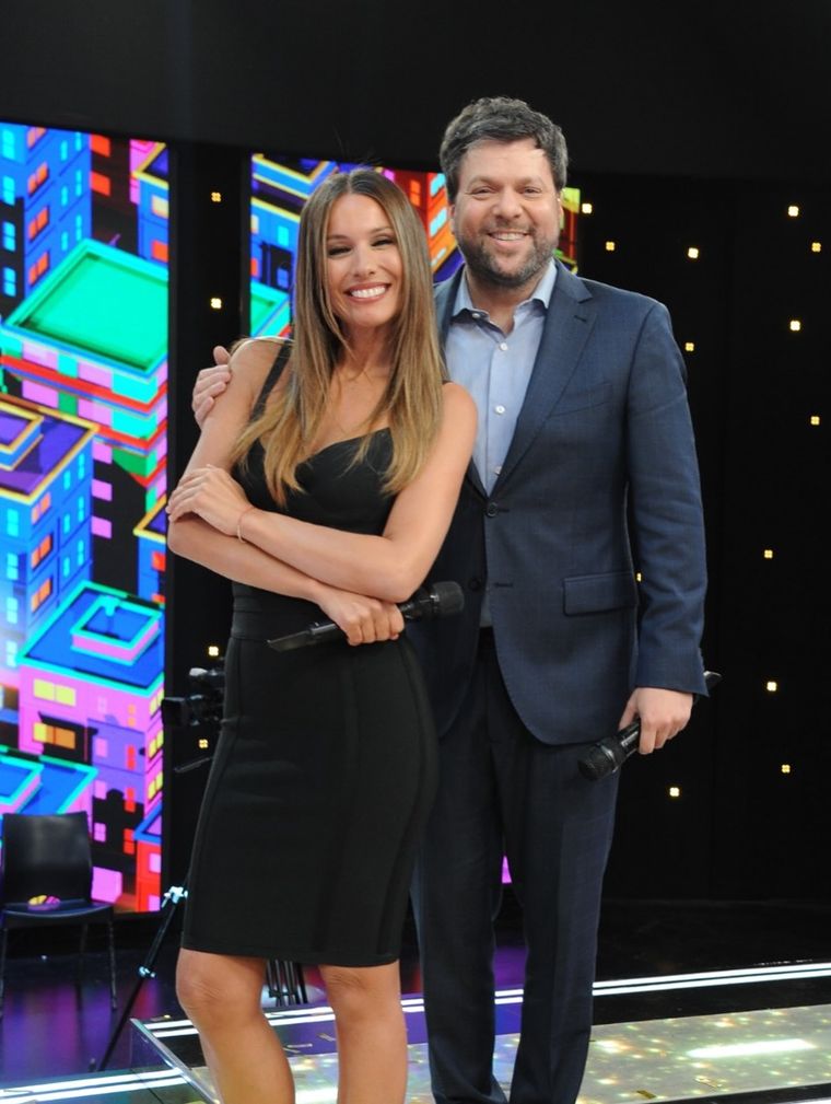 Pampita estará conduciendo el programa de Los 8 Escalones en reemplazo de Guido Kaczka.