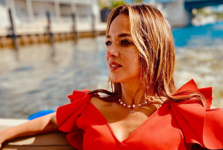 Conoce el increíble vestido de Adamari López que querrás probar. Foto: Instagram @adamarilopez