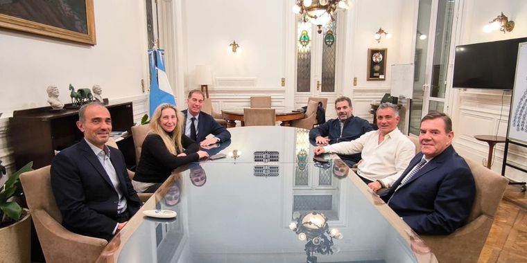 Karina Milei reunida con algunos dirigentes del PRO. Foto: X/@KarinaMileiOk