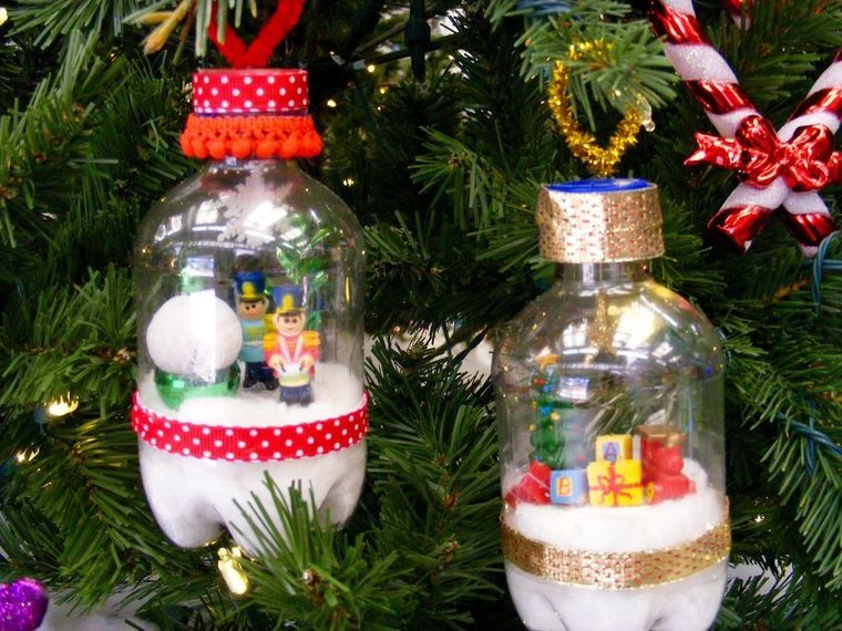 Adornos navideños hechos con envases de plástico reciclados. Foto: Pinterest - HomeTalk.com - https://ar.pinterest.com/pin/