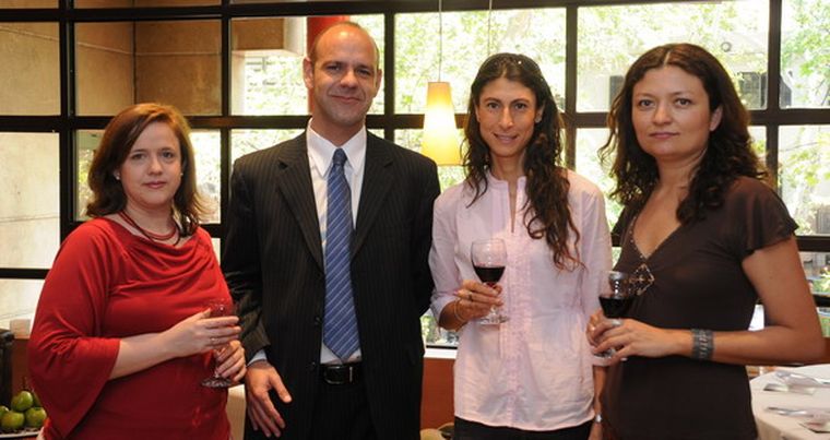 Silvina Giudice, Carolina Cicchinelli y Laura Bravín junto al presidente de Arcos Mendocinos y anfitrión, Luis Zambonini. Foto: Gerardo Gómez / MDZ