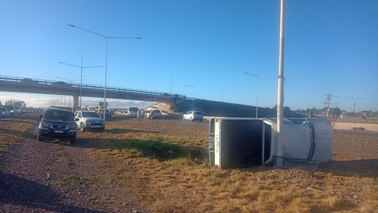 Vuelco en Acceso Este Foto: gentileza