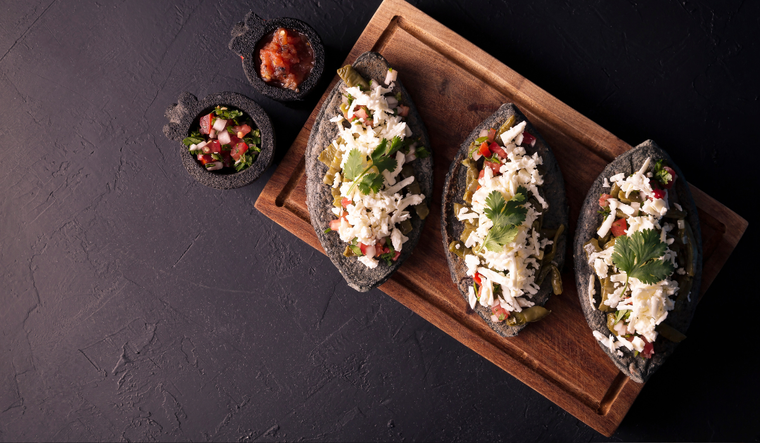 La receta de tlacoyos de frijol tiene ra&iacute;ces prehisp&aacute;nicas y era preparada por las culturas mexicas y otom&iacute;es mucho antes de la llegada de los espa&ntilde;oles, usando &uacute;nicamente ma&iacute;z y frijoles como base.