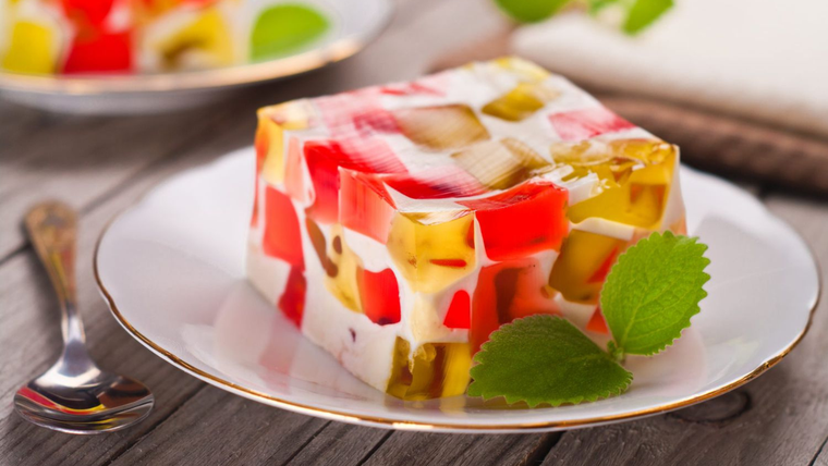 Esta receta de gelatina mosaico de frutas permite combinar frutas de estación, haciendo cada versión única y colorida. Esta receta de gelatina mosaico de frutas permite combinar frutas de estación, haciendo cada versión única y colorida.