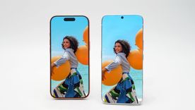 Tecno muestra un prototipo (derecha) que aprovecha toda la pantalla.