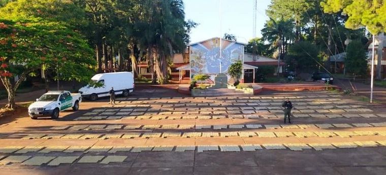 Una camioneta abandonada tenía cuatro toneladas de marihuana