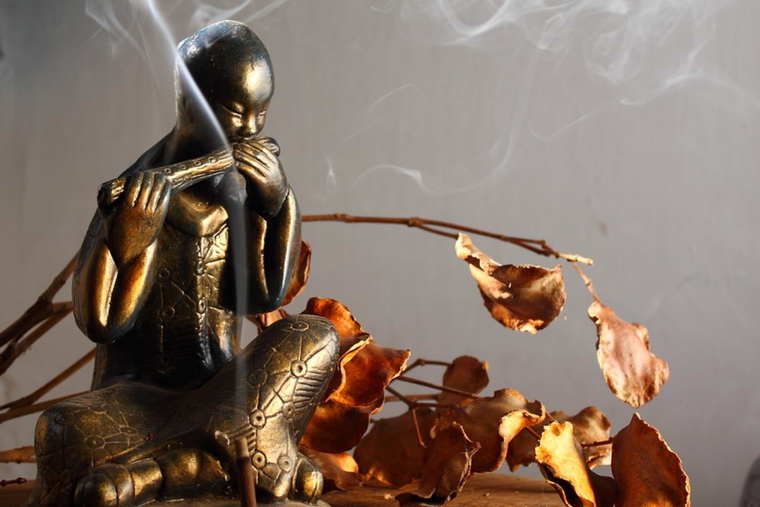 Así puedes combatir las malas energías con el palo santo, según el Feng Shui. Foto: Pixabay - pixabay.com