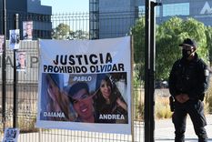 Así esperaban los familiares en la puerta del Polo Judicial Foto: ALF PONCE MERCADO / MDZ