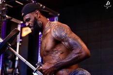 a algunos asusta y a otros les encanta: lebron james muestra su fisico