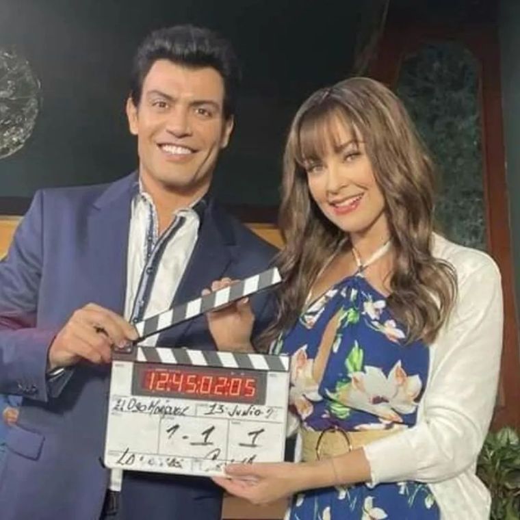 Aracely Arámbula junto a su compañero Andrés Palacios.