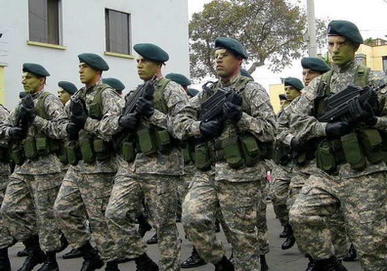 Escuadrón de policía peruana.