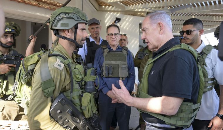 Netanyahu, hablando con las tropas israelíes. Foto: Efe.