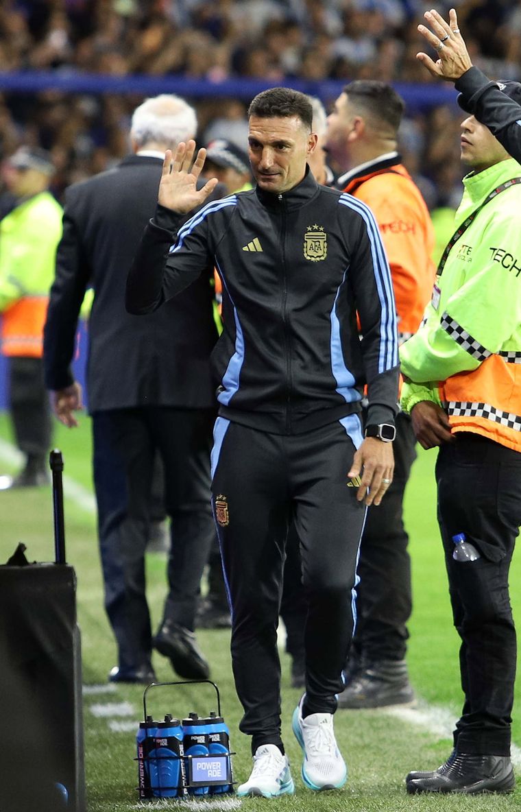 Lionel Scaloni está atengo al futuro de un jugador clave para la estructura defensiva del seleccionado campeón del mundo y bicampeón de América. Foto: NA