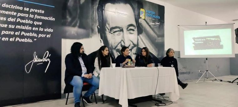 Catriel Ciurca, junto a una mesa en el PJ Las Heras.