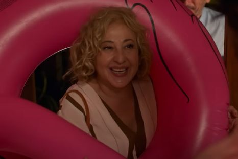 En el film, Mari Carmen es una madre con una compulsiva tendencia a la sobreprotección. En el film, Mari Carmen es una madre con una compulsiva tendencia a la sobreprotección.