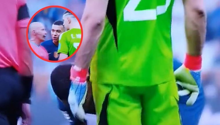 El momento del gesto viral de Dibu. Foto: Captura Video