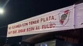 Aparecieron pasacalles contra los jugadores y la dirigencia en River. Aparecieron pasacalles contra los jugadores y la dirigencia en River.