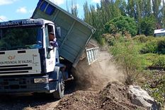 Las tareas de Vialidad sobre el puente en El Carrizal.&nbsp;