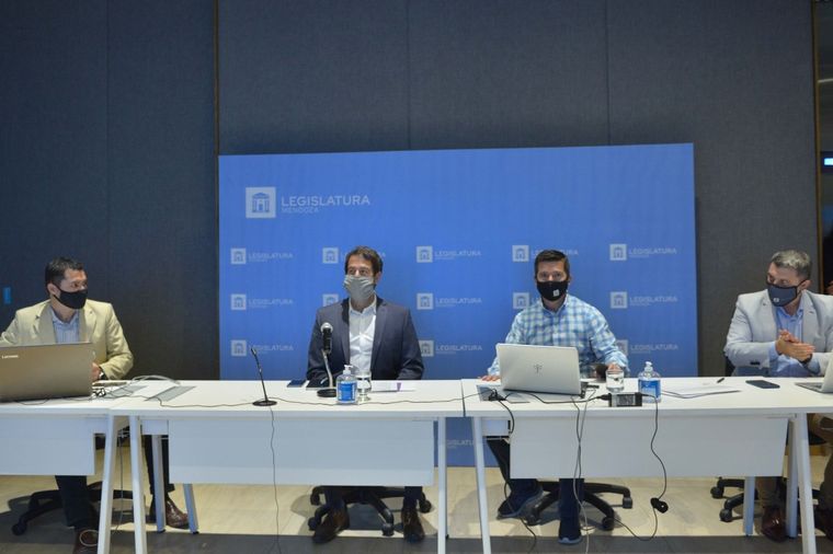 Al centro, de saco oscuro, el ministro Isgró, durante la presentación de su presupuesto para 2021.