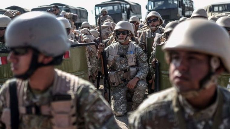 El Ejército peruano se ha desplegado en la frontera para frenar la inmigración irregular. Foto: Getty Images