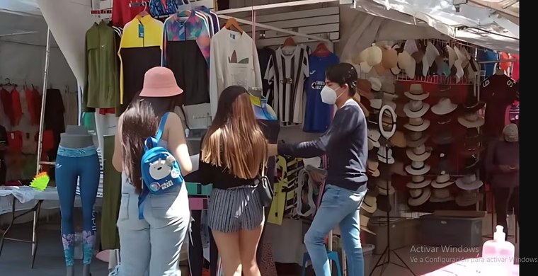 En el Mercado de la Roma de México DF diseñadores mexicanos combinan tradición artesanal y tendencias contemporáneas para crear una identidad propia. En el Mercado de la Roma de México DF diseñadores mexicanos combinan tradición artesanal y tendencias contemporáneas para crear una identidad propia.