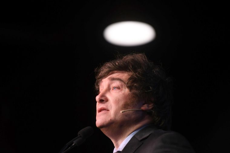 El precandidato libertario, Javier Milei, propone tirar a la basura a los políticos corruptos Foto: Telam