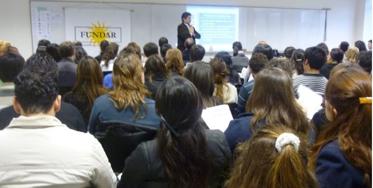 El licenciado Marcelo Calabria, ante el numeroso auditorio