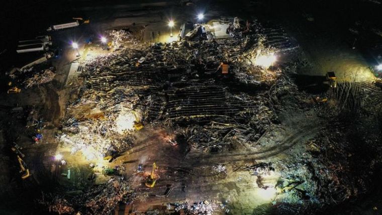 El viento destruyó por completo esta fábrica, donde el viernes a la noche trabajaban más de 110 personas. Foto: TAYFUN COÅKUN/GETTY IMAGES