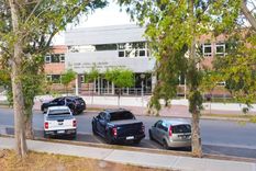 Dos hombres y una mujer vendían drogas frente a una escuela primaria en Neuquén y fueron imputados.