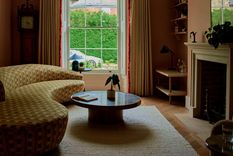 sala de estar Mientras que la simetría ofrece una sensación de orden y calma, la asimetría (como en este caso) puede inyectar energía y personalidad a una sala de estar. Foto: Lauren Gilberthorpe