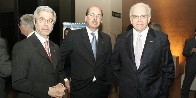 De izquiera a derecha: Daniel Salazar, vice presidente de Victoria, José Dodero, el gerente de Marketing de la empresa y Sebastián Bagó, presidente de Bagó. Foto: Gentileza Fernando Grosso