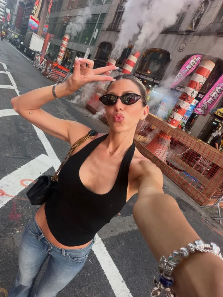 La modelo combinó un top halter negro con un jean wide leg y accesorios de lujo. La modelo combinó un top halter negro con un jean wide leg y accesorios de lujo.