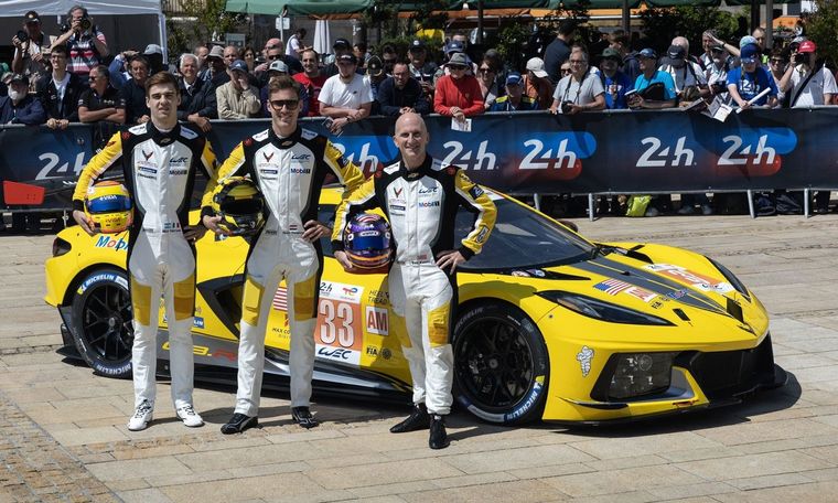 El argentino Nicolás Varrone (izquierda), junto a sus compañeros de equipo. Foto: @NicoVarrone