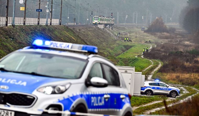 La Policía de Polonia investiga el atentado sobre las vías. Foto Efe La Policía de Polonia investiga el atentado sobre las vías. Foto Efe