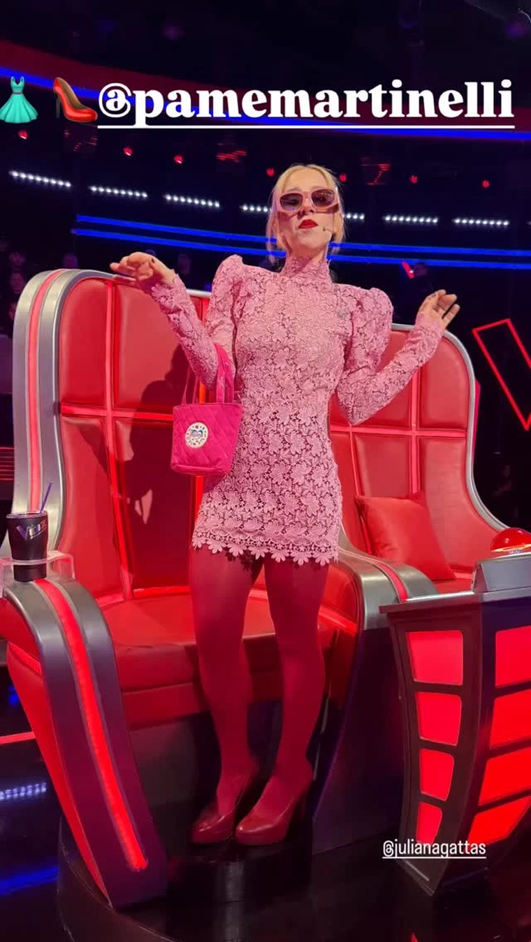 Su accesorio de juguete se convirtió en el toque que transformó el look. Su accesorio de juguete se convirtió en el toque que transformó el look.