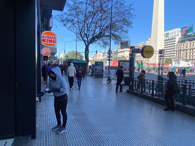 Una mujer limpia la pared de un comercio en pleno caos por la protesta piquetera Foto: Milagros Moreni
