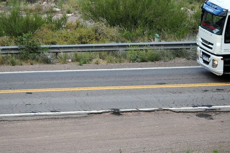 ruta 7: gran operativo en potrerillos tras el vuelco de un camion ruta 7: gran operativo en potrerillos tras el vuelco de un camion