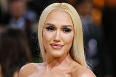 Gwen Stefani causó furor luciendo un audaz minivestido rojo.